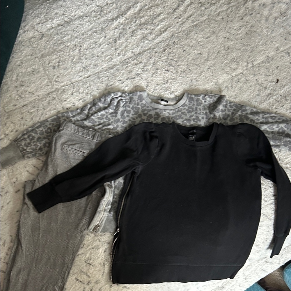Lot of Gap maternity clothes